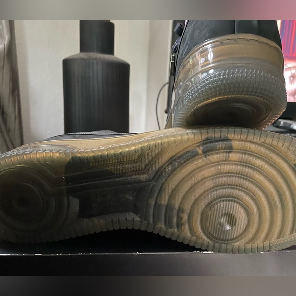 Limited Edition AIR FORCE 1 SPRM '07 (LEBRON)
Size 14
BLACK/BLACK-MET GOLD - Picture 11 of 11